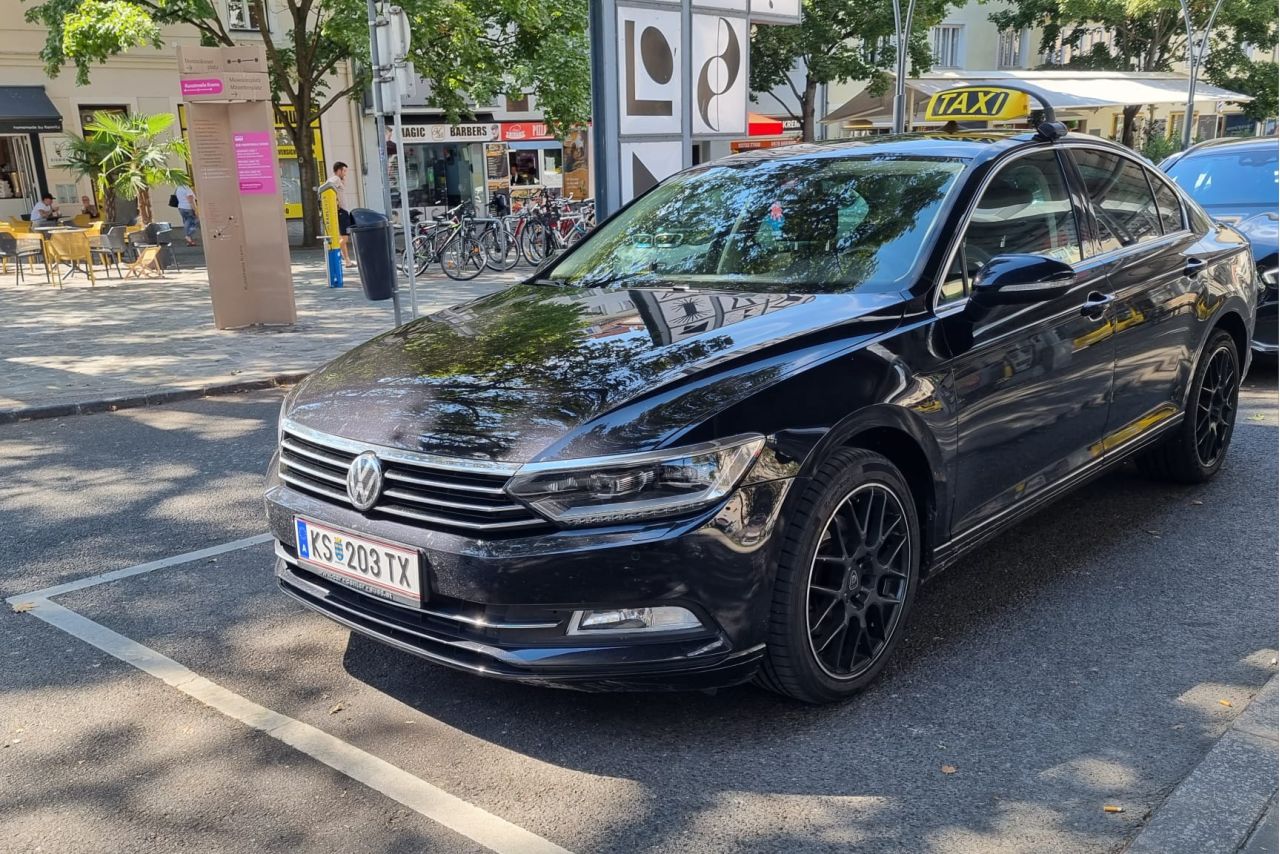 Schwarzes VW-Passat-Taxi von City Taxi Krems in der Innenstadt