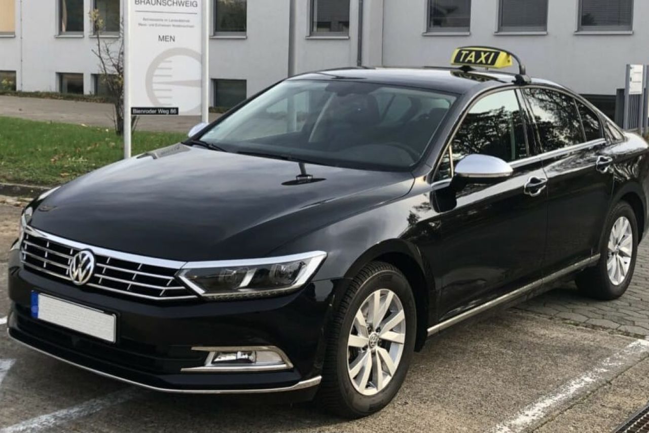 Schwarze VW-Passat-Limousine mit Taxischild